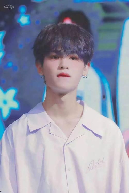 黄明昊早期照片,从青涩少年到璀璨明星的成长轨迹